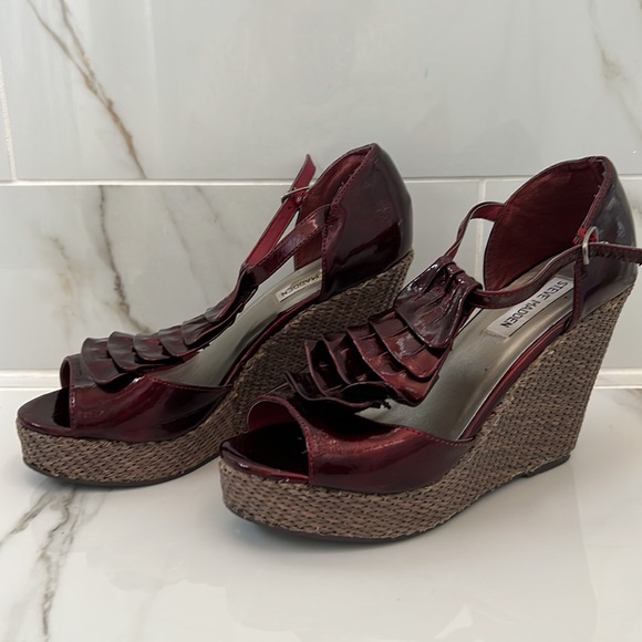 Burgundy tuxedo top wedges - Picture 2 of 4